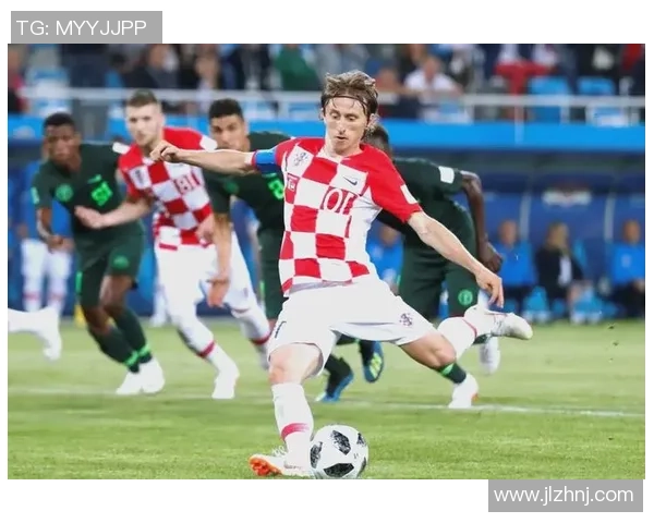 足球撼动世界激情与梦想交织的绿茵场上演绎传奇与团结的力量 足球撼动世界激情与梦想交织的绿茵场上演绎传奇与团结的力量