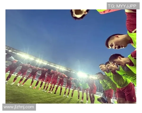 足球对视的瞬间：激情与默契交织的美丽画面